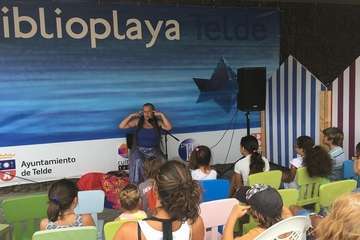 La BiblipPlaya de Telde distrae a los menores con cuentos y canciones/TA.